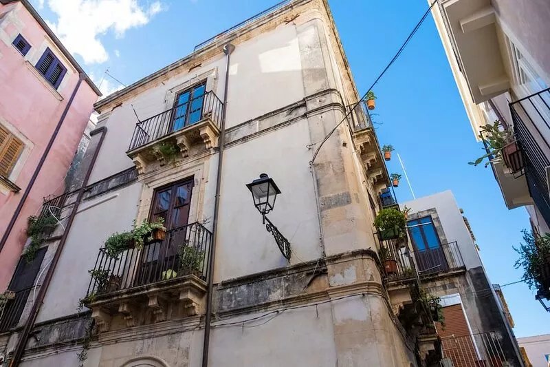 Ortigia / Elegant historical apartment with Sea and Roof top views