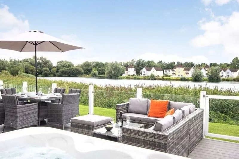 Windrush Lake 65, Sunset Lodge (P)