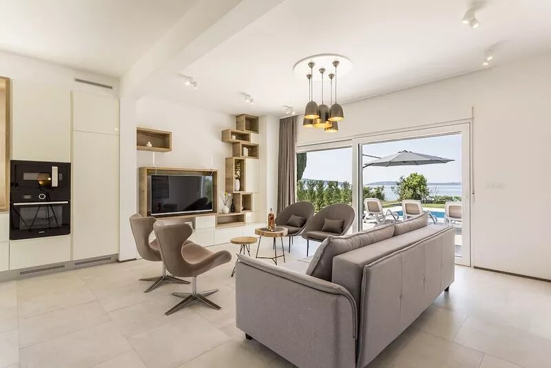 Villa Blue Bay -1m to the sea, HEATED POOL with private entrance to small beach