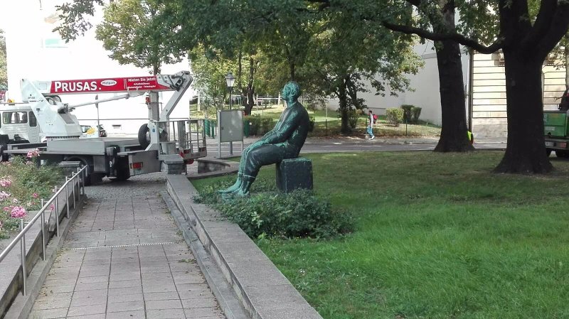 Skulptur "Lesender Arbeiter"