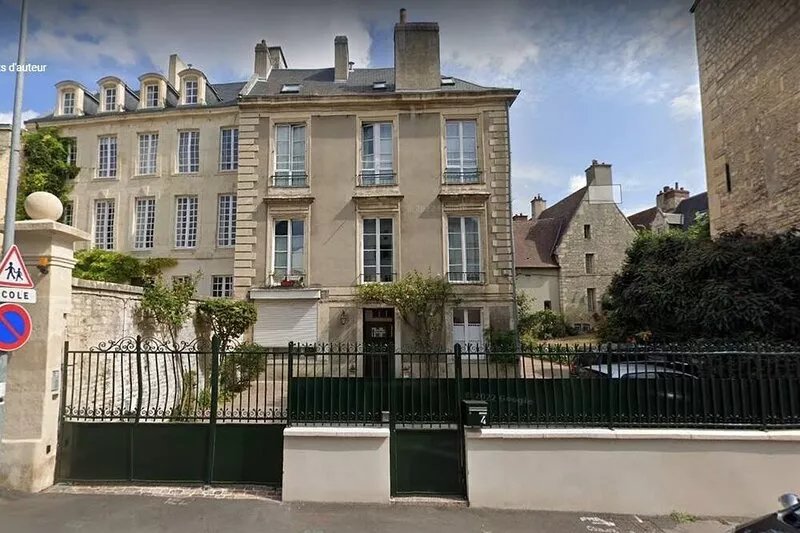 Caen old town center, secure parking! Charming cottage with terrace & Garden.