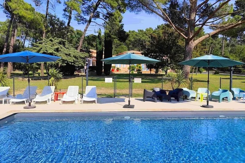 500m² Provencal villa in the Vaucluse, with swimming pool on 1.6ha (25 pers max)