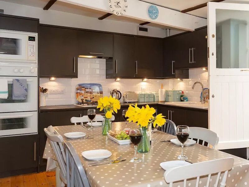 THE SAIL LOFT, pet friendly, character holiday cottage in St Ives