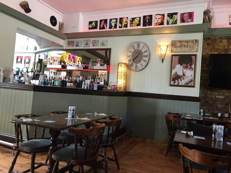 Gee's Bar & Restaurant