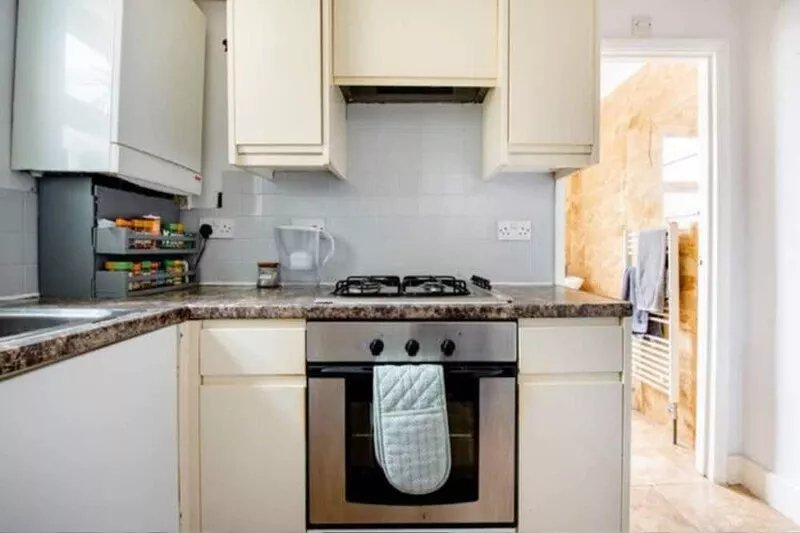 2 Bed London Serviced Apartment near 5 train stations Fast Wi-Fi, TV & WFH