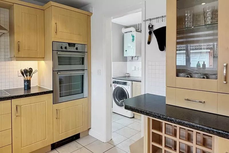 Sleeps 8 Large 4 bed house in Village location with garden & driveway!