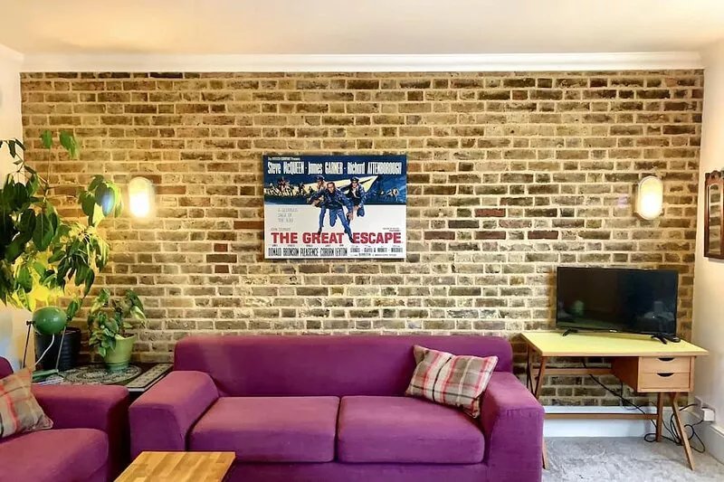 Stylish London flat with parking and great transport links