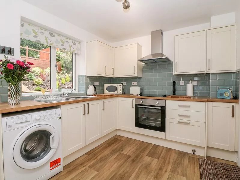 HUNTERS COTTAGE, family friendly, with a garden in Chinley