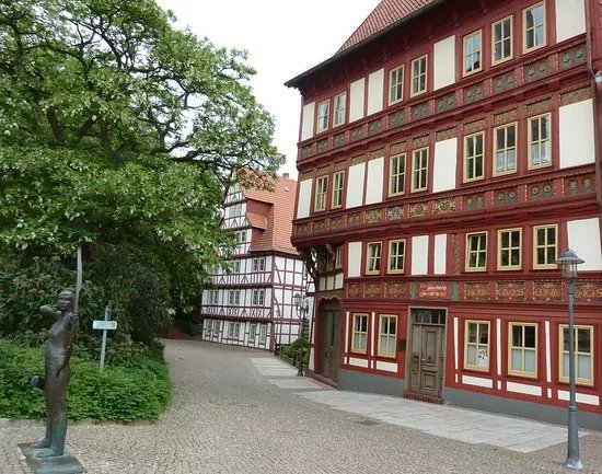 Frau mit Pfeil und Bogen