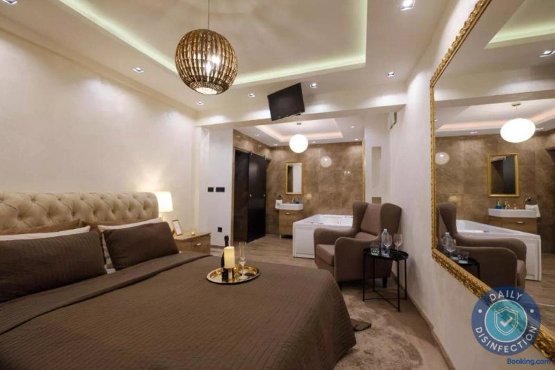 Central Business Suites With Hot Tub