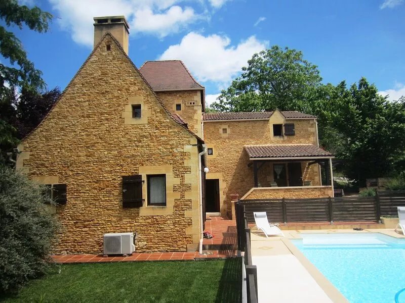 800 m from the medieval center of SARLAT. Perigord house 170 m². Private
