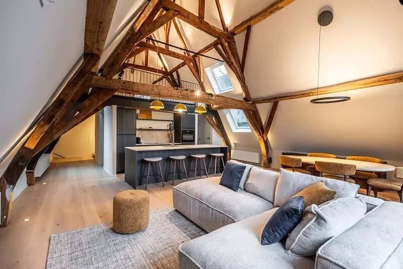 Huswell - City-view loft with wooden beams and mezzanine