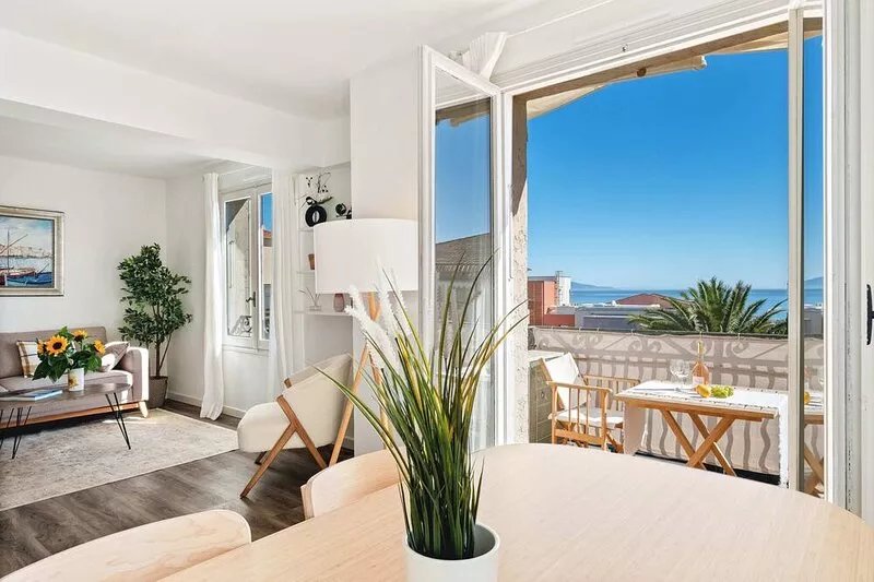 04. Bright apartment with balcony and sea view, close to the beach