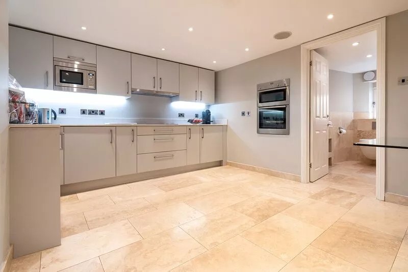 City Centre location in Bath, 5 Min. Walk to the High Street. Family friendly