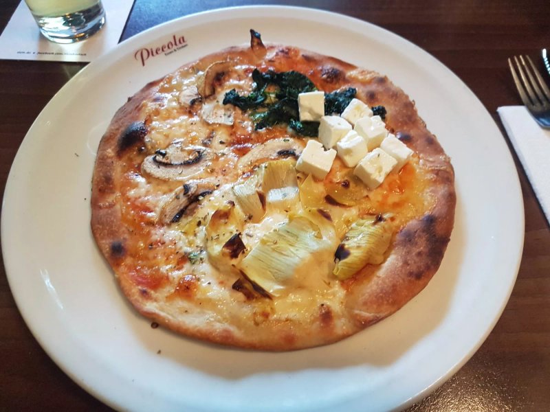 Pizzeria Piccola Essen & Trinken