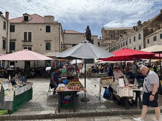 Gunduliceva Poljana Market