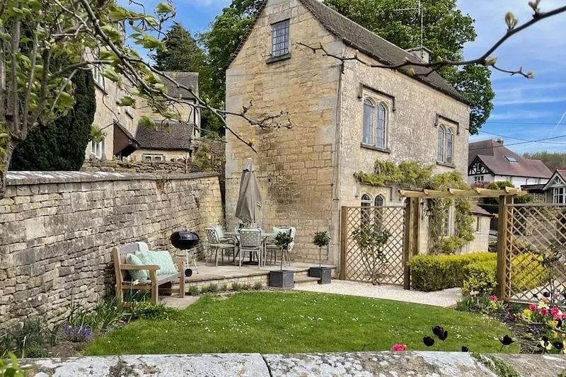 Rose Cottage, Rodborough - sleeps 6 guests  in 3 bedrooms