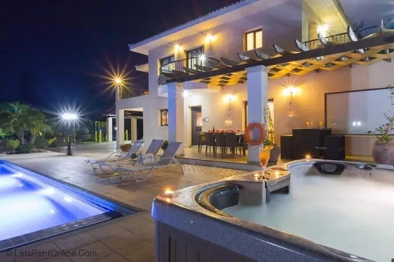 Villa Leni - Luxurious 4 Bed, 3 Bath Villa with Private Heated Pool, Hot Tub