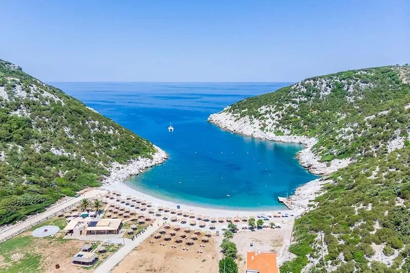 Traditional Greek house with direct access to a lovely beach at 250 m
