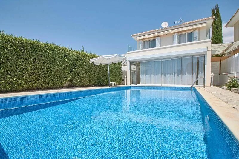 A 3 bedroom villa close to the beach and Coral Bay high street.