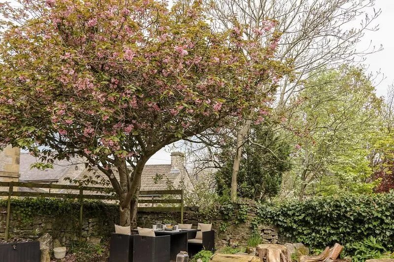 THE GABLES, pet friendly, with hot tub in Castleton, Peak District