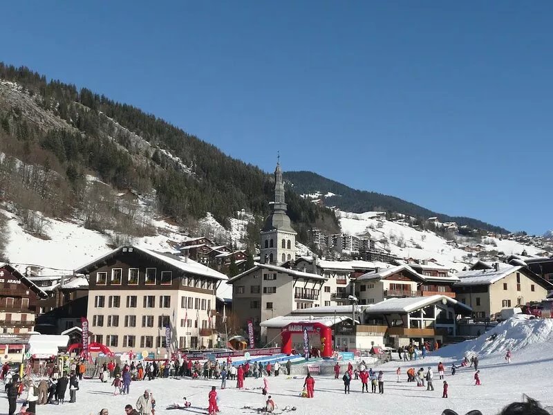 Large, quiet, south-facing studio in La Clusaz, a few steps from the ski lifts.