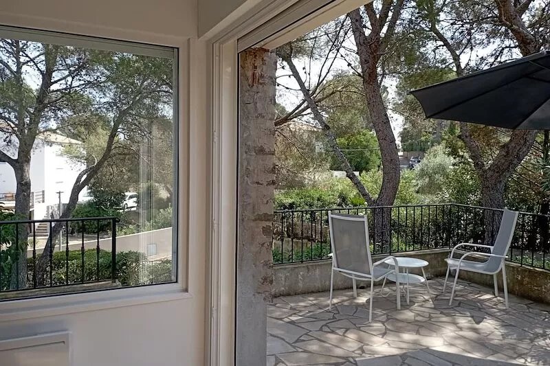 Villa with superb sea view, large enclosed garden in the pines - sleeps 7
