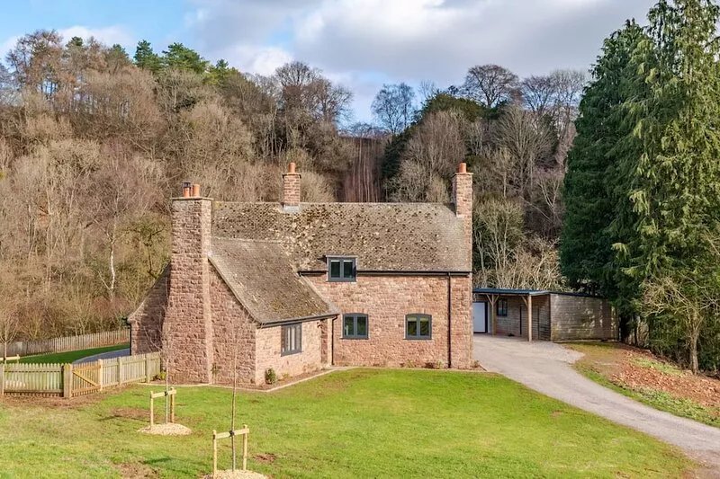 Quarry Lodge, Lydney - sleeps 6 guests in 3 bedrooms