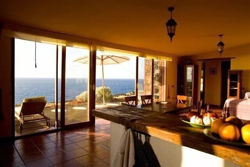 Ground house with spectacular sea views and tranquility
