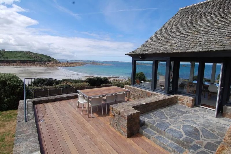 Les Gabelous, sleeps 9, direct beach access and panoramic sea view