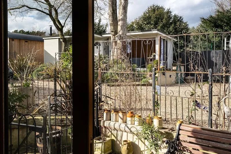 Quavers Rest - a tranquil spot in a quintessentially English Village & hot tub !