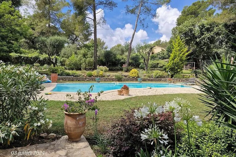Charming house, close to the forest, quiet with swimming pool