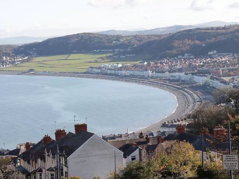 LLYS MADOC, FIRST FLOOR FLAT, country holiday cottage in Penmaenmawr