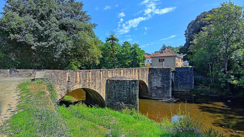Pont Rompu sur la Briance a Solignac