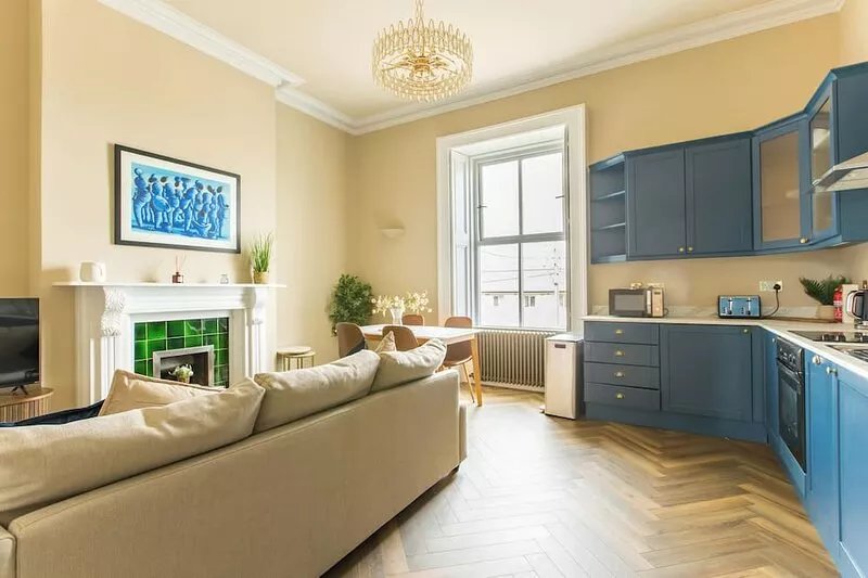 Luxury one-bed apartment for up to 5 people in historic Greystones building