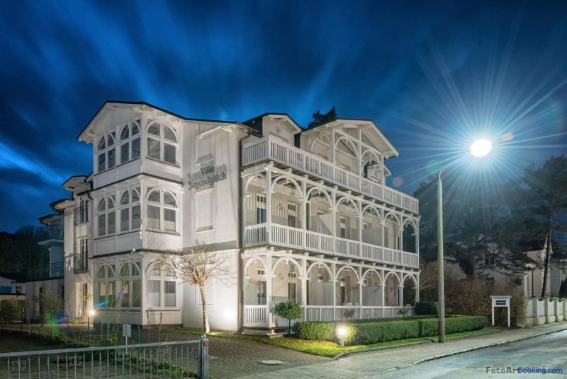 Villa Jugendgluck by Rujana