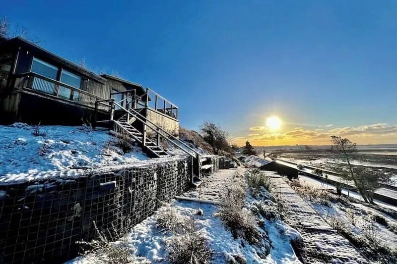 Brent lodge - luxury hill top living by the water