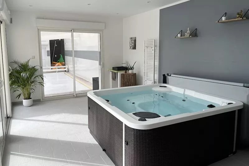 Villa 12 people swimming pool and indoor spa