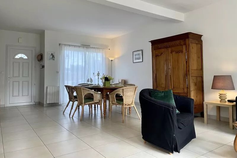 "Ty Menez" very pleasant, bright house, 200 m from the beach with enclosed