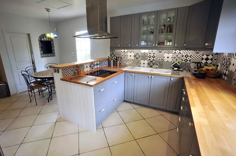 L'ESCAPADE charming villa in a quiet location large pool magnificent view