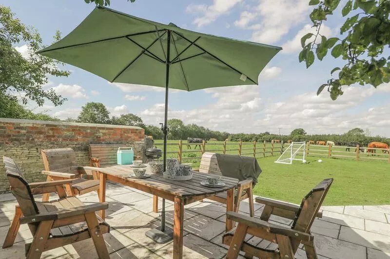 THE OLD STABLE, pet friendly, character holiday cottage in Eynsham
