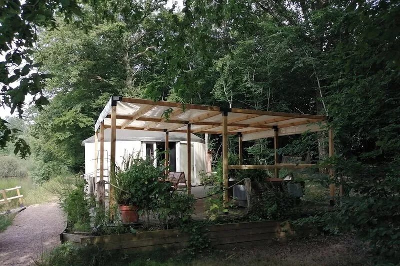 Contemporary yurt on the edge of a pond (fishing) ALL NEW