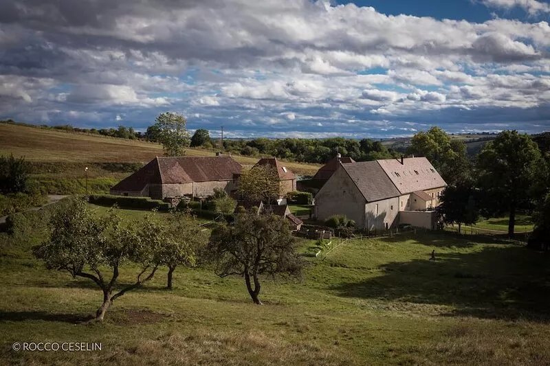 A 17th century winemaker lodge in a peaceful valley, surrounded by vineyards.
