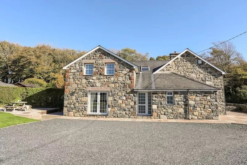 CENNIN, family friendly, with a garden in Criccieth
