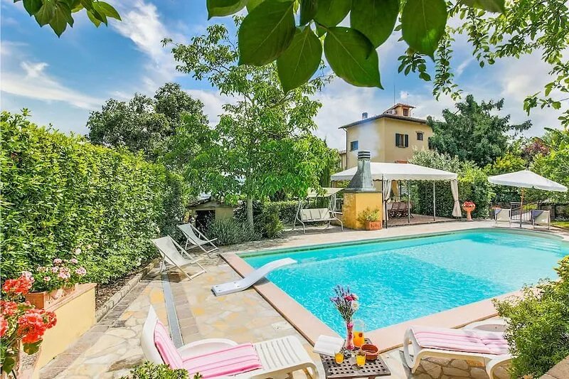 Visit Florence and relax by the pool: this house is the ideal choice.