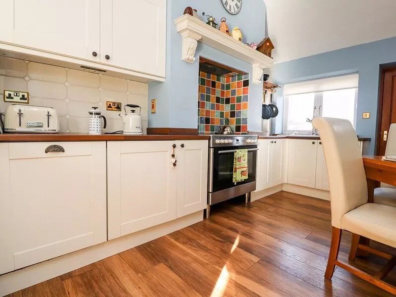 DEEKSWOOD, romantic, luxury holiday cottage, with a garden in Pilling