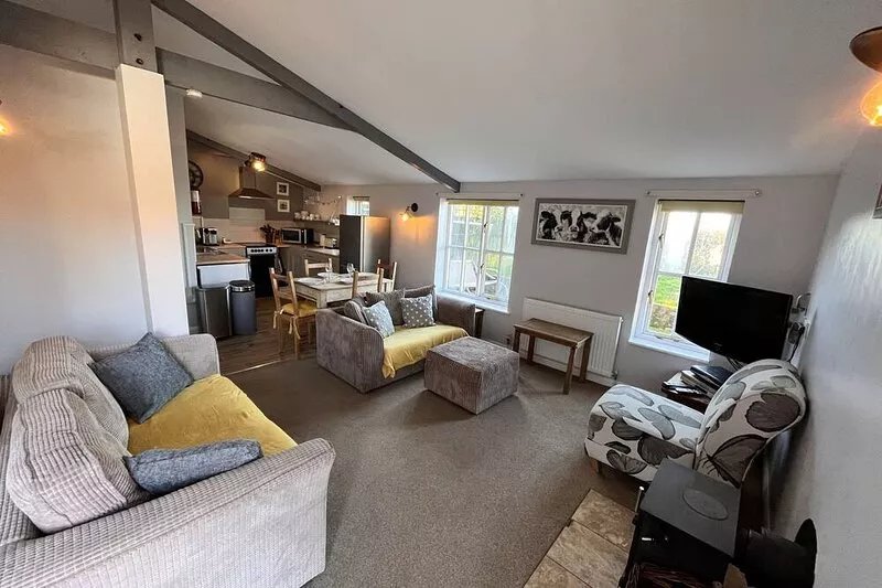 Cosy cottage with log burner, hot tub and pet friendly.