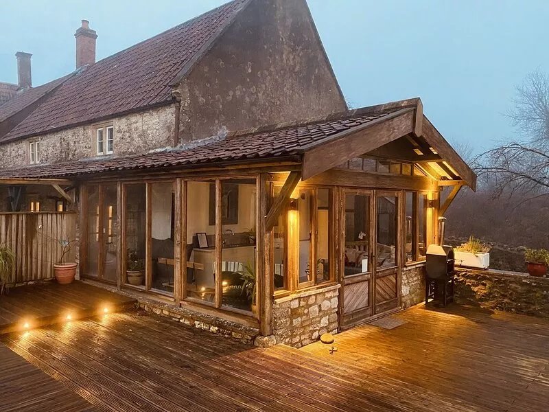 Large Somerset Farmhouse with hot tub, close to Bath and local attractions.