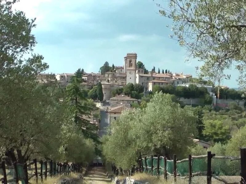 Ancient rock house with garden,situated in the centre,with view of Umbria