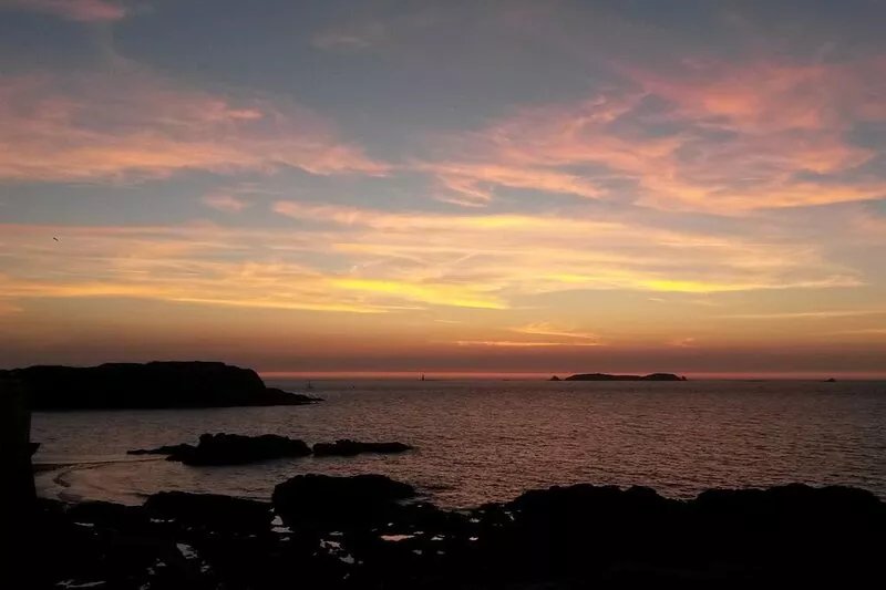 APARTMENT LUMINOUS INTRA -MUROS IN 4 EME FLOOR, VERY CALM, 5MNS OF THE BEACH.